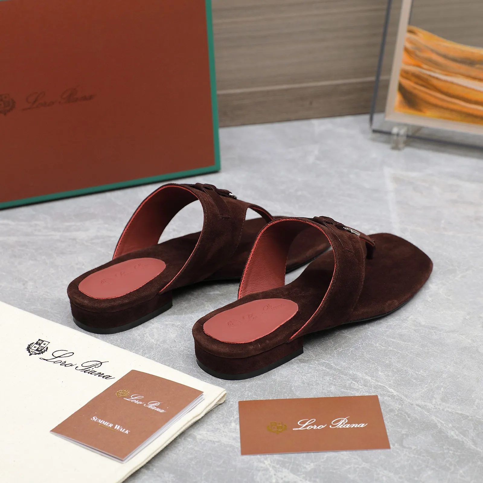 👟👟Ex-factory price 560👟👟 Purchasing-grade [Loro Piana] LP Mindil series T-strap thong sandals ✔️Top quality ✔️Soft sheep leather forms a tailor-made band that meets at the top of the upper and is fixed by a strong elastic ankle design. One is adorned with a discreet horn padlock, the other a gold circle badge. With its simple construction and sophisticated feel, these sandals are ideal for summer. ✔️Material: imported sheepskin fabric, sheepskin lining and feet ✔️Imported genuine leather outsole ✔️Code number: 35-42 (35/41/42 custom-made, non-refundable)
